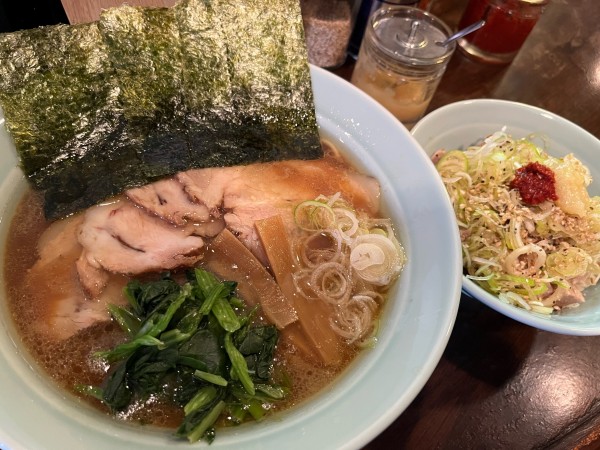 「豚骨醤油ラーメン+チャーシュー　ネギチャー丼 ¥1,100」@濃厚豚骨ラーメン 尾久家の写真