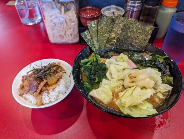 「ラーメン　中盛り　キャベツ　青菜　まぶし丼」@杉田家 千葉駅前店の写真