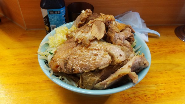 「小麺少なめ豚ダブル、ヤサイニンニク多めカラメ」@ラーメン二郎 立川店の写真