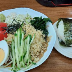 冷やしたぬき蕎麦 650円（シャケにぎり120円）