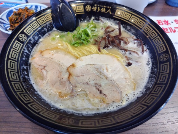 「豚骨ラーメン　※豚骨醤油味　：バリカタ　※クーポンで５００円」@博多鉄八 安曇野店の写真