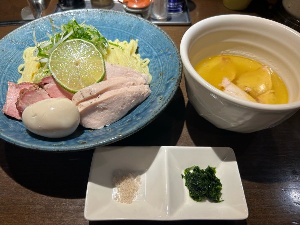 「つけ蕎麦塩300g、1100円、釜焼きチャーシュー150円」@麺や 虎徹の写真