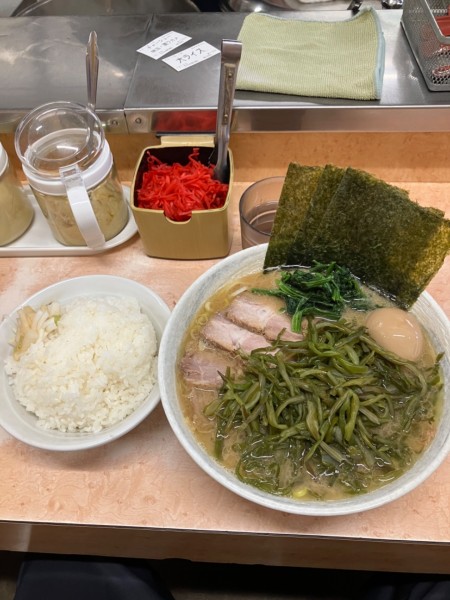 「チャーシュー麺　茎ワカメ　味玉　ライス大」@川崎家の写真
