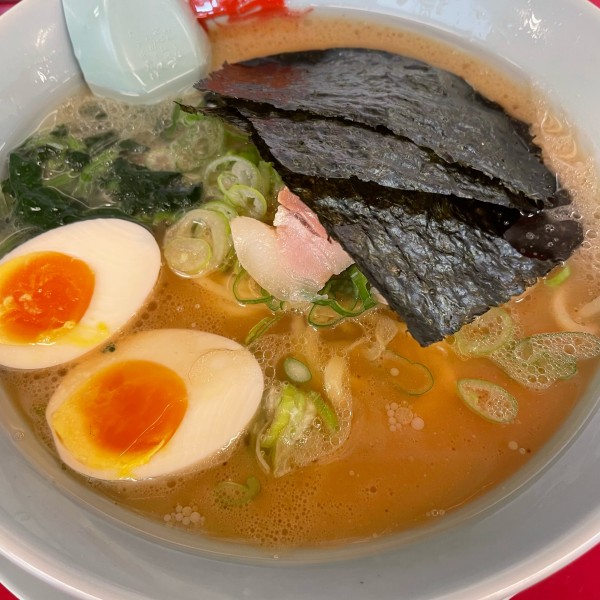 「醤油ラーメン 690円 味玉」@ラーメン山岡家 大泉店の写真