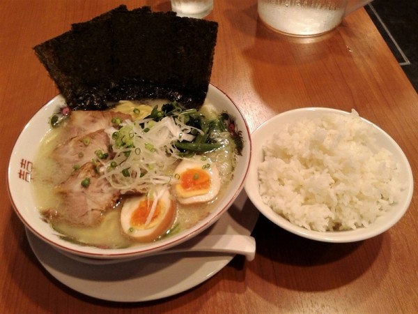 「塩とんこつスペシャル(1000円)+ごはん大盛り(100円)」@居酒屋 一香の写真