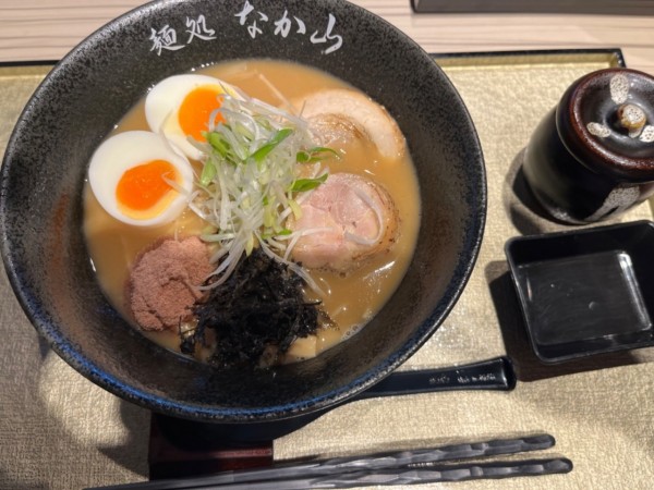 「濃厚鶏白湯ラーメン味玉入り(1000円)」@麺処 なか山の写真