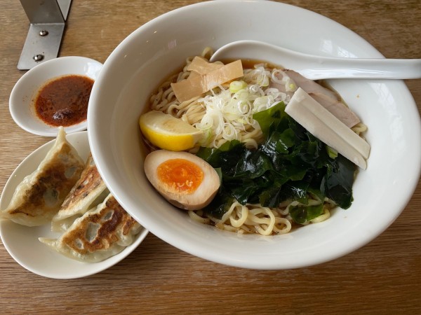 「冷し醤油らー麺＋餃子（３ケ）」@麺屋えんの写真