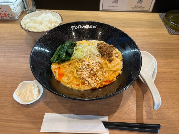 「汁なし坦々麺➕ニンニクトッピング➕玄米」@虎玄 山之手店の写真