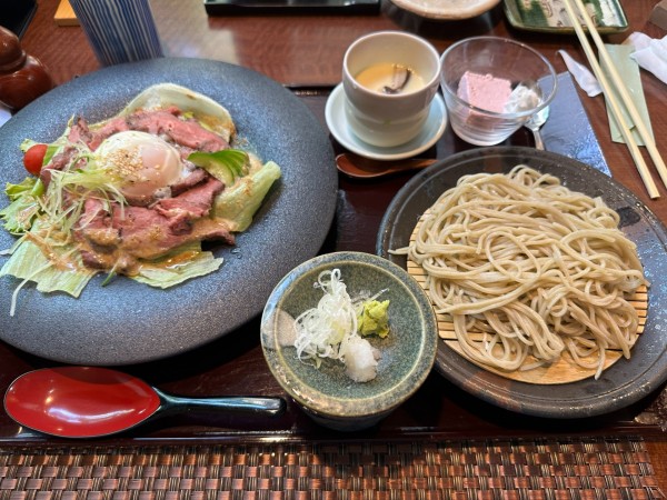 「料理長お勧め丼セット（ローストビーフ丼）1,800円」@そばダイニング 上仲屋の写真