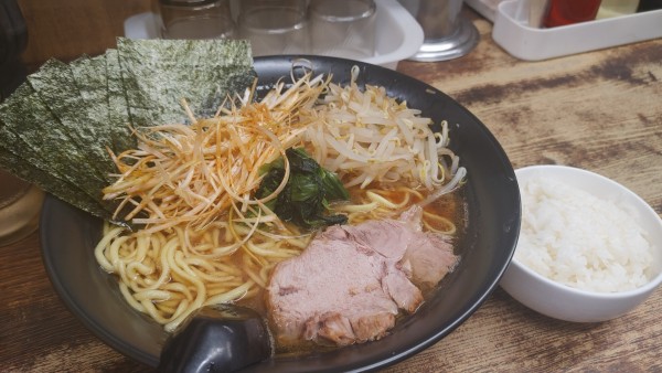 「旨辛ネギらーめん(大盛)・もやし・海苔4枚(硬め濃いめ多め)」@らーめん 吟太の写真