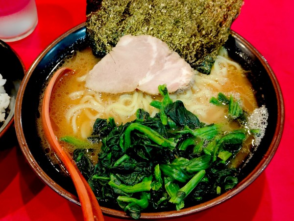 「ラーメン並・ほうれん草増し」@横浜ラーメン おか本の写真