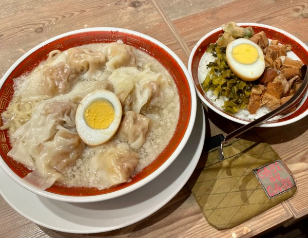 「粗びき肉汁雲呑麺ご飯セット」@広州市場 イオンモールむさし村山店の写真