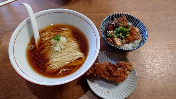 「かけ＋唐揚げ＋豚飯」@らぁ麺 ここんの写真
