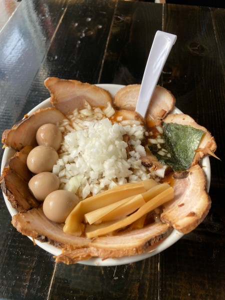 「メガチャーシュー醤油　玉ねぎ味玉」@東京とんこつ。の写真