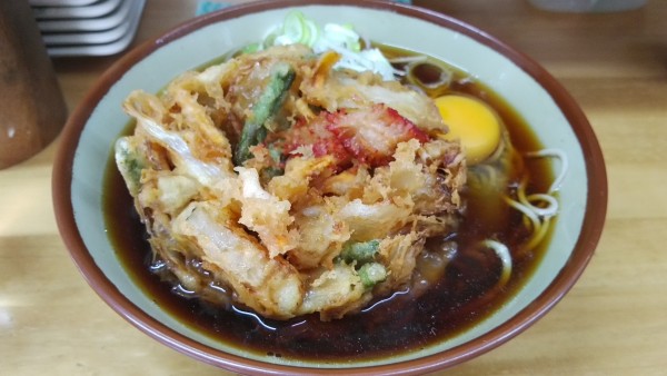 「五目かき揚げ天蕎麦(530円)+生卵(60円)」@そば谷の写真