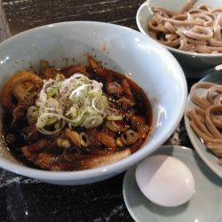 温かい肉そば＋そば追加＋ハイボール（計1450円）