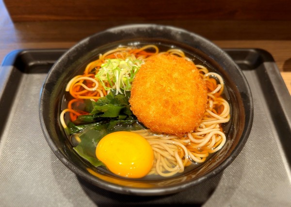 「パトそば(コロッケそば+生たまご/620円)」@名代 富士そば 品川店の写真