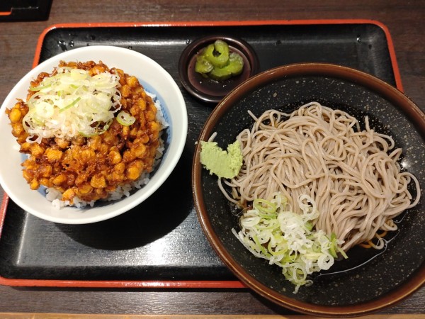 「そば（冷）　３５０円相当　※」@めとろ庵 大手町店の写真