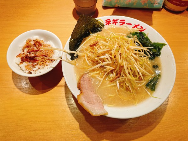 「ネギラーメン+大盛+チャ飯」@○新 ネギラーメン 新橋店の写真