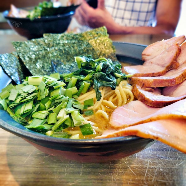 「チャーシューめん、中盛、ニラ」@横浜家系らーめん 天王家 寒川総本店の写真
