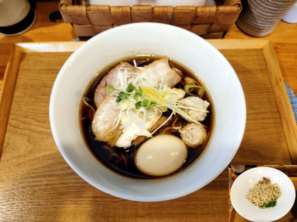 「特製中華そば(細麺)+鶏油玉」@中華蕎麦 はざまの写真
