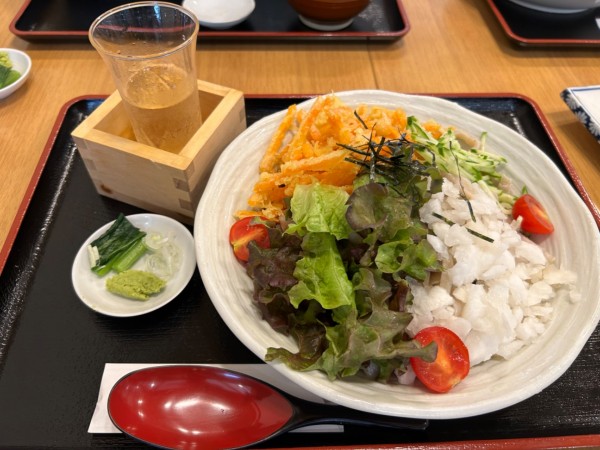 「緑の冷やしたぬきうどん(並400g)1045円➕冷酒+他」@手打ちうどん 和の写真