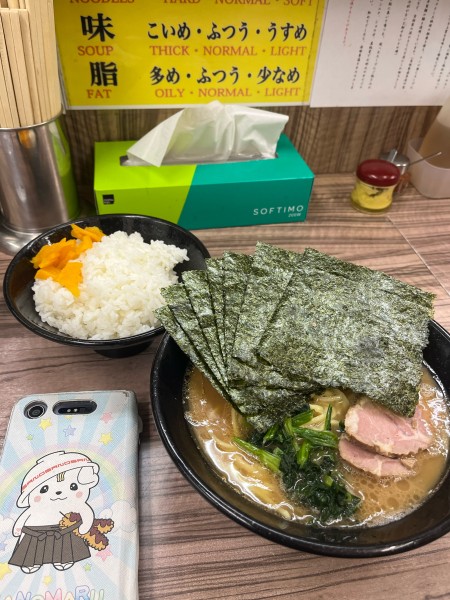 「海苔ラーメン硬め濃いめ、無料ライス」@家系らーめん 武蔵家 川越店の写真