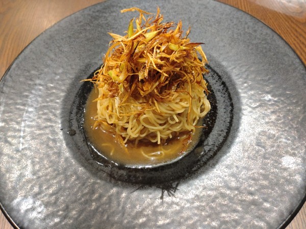 「ロウ麺 （焦がしネギの和えそば）　９７９円」@真不同 HONG KONG TEA ROOM 1946の写真