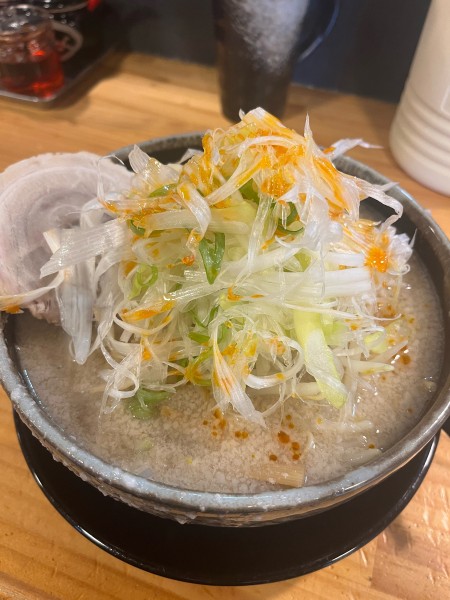 「ねぎらぁーめん(しょうゆ  1番)950円」@チャッチャ系らーめん もん吉 伊勢崎支店の写真