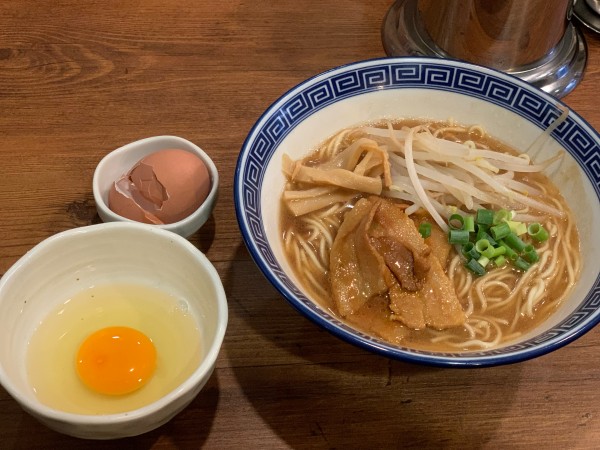 「徳島ラーメン（生卵）」@徳島ラーメン はるまの写真