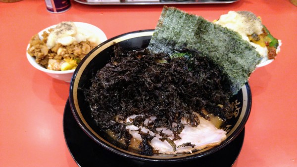 「ラーメン(味濃いめ･麺硬め)+海苔･岩海苔･ライス」@横浜家系ラーメン 大輝家の写真