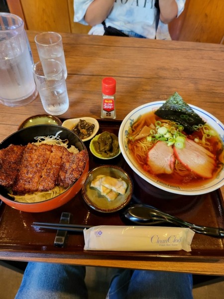 「らーめんとソースカツ丼ハーフ」@御料理 タイガー食堂の写真