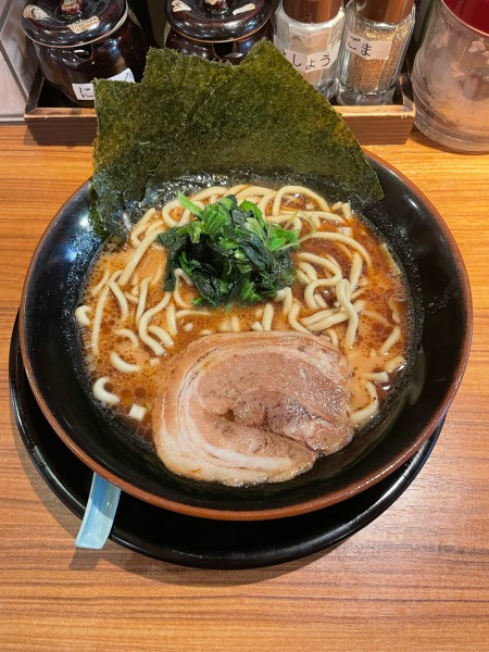 「黒家系ラーメン(960円)」@横浜家系ラーメン 壱角家 川崎銀柳街店の写真