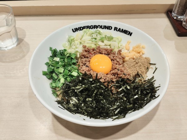 「まぜそば（にんにくあり）」@UNDERGROUND RAMEN 頑者 コクーンシティさいたま新都心店の写真