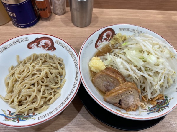 「ミニつけ麺、アレ（フライドガーリック）」@ラーメン豚山 金沢文庫店の写真