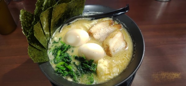「東海オンエア強制MAX ラーメン 1500円」@横浜家系ラーメン まんぷく家 東岡崎駅前店の写真