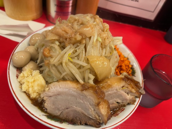 「ラーメン（ミニ）200g900円豚増し150円うずら100円」@ラーメン鷹の目 北千住店の写真