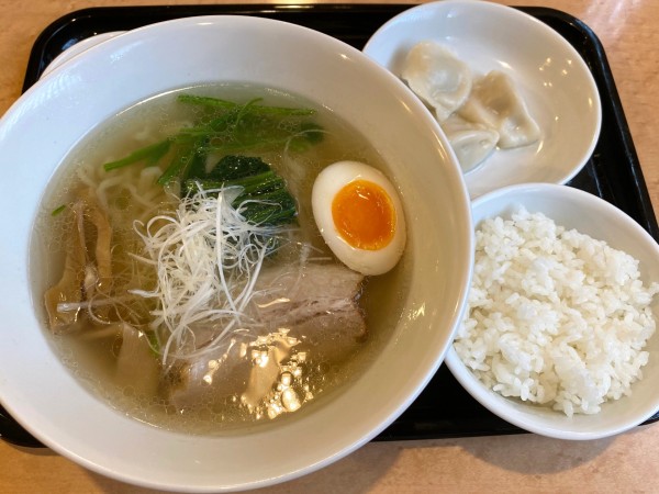 「手打ち醤油ラーメン850円 ＋ 水餃子3個150円」@はまふじの写真