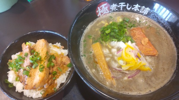 「（ランチ）極濃煮干し豚骨ラーメン+チャーシュー丼920円」@極煮干し本舗 久喜店の写真