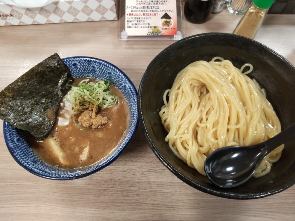 「濃厚豚骨魚介つけ麺 大盛500g」@越後つけ麺維新 大井町店の写真
