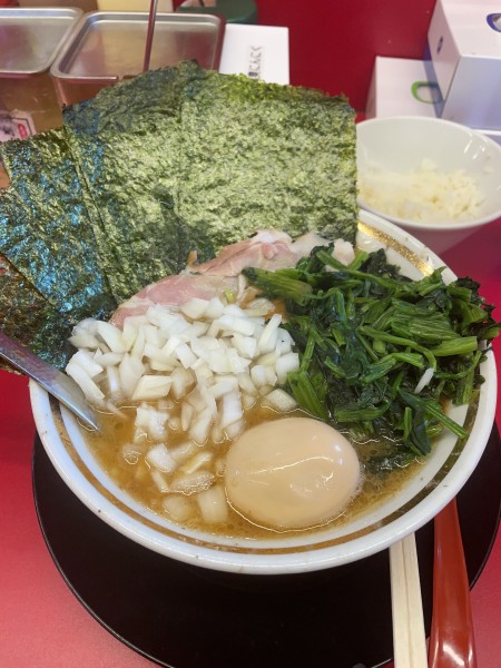 「直伝ラーメン」@家系ラーメン王道家直伝 との丸家 松飛台店の写真