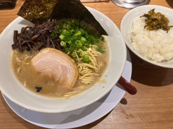 「ラーメンバリカタきくらげ&朝ライスサービス」@釜焚きとんこつ がっとん 東京ラーメン横丁店の写真