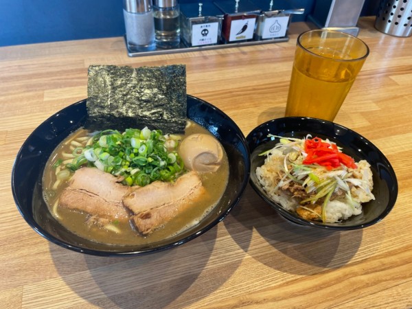 「味玉豚骨煮干（中盛）＋チャーシュー丼」@豚骨醤油 三輪の写真