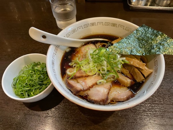 「ﾁｬｰｼｭｰ鶏乃中華そばﾒﾝﾏ九条ﾈｷﾞ¥1,320」@札幌 凡の風の写真