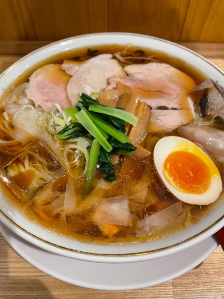 「冷やしワンタンメン 大盛」@ワンタンメンの満月 三鷹店の写真