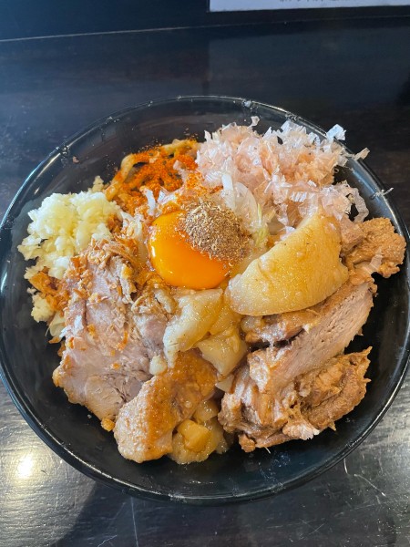 「汁なし(全マシ)＋豚まし」@麺屋 豚他の写真