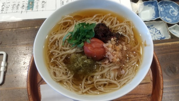 「冷たい梅かけそば（季節限定）1000円」@そば切り たかやの写真