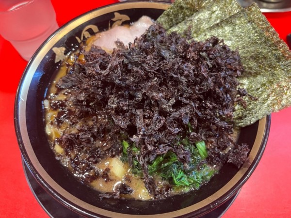 「朝ラーメン(並)680円＋岩のり100円」@横浜家系ラーメン 志田家 蒲田店の写真