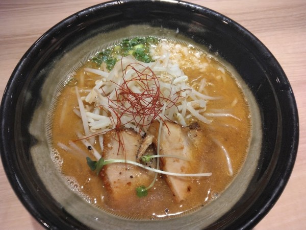 「極み醤油ラーメン800円(LINE登録で700円)」@らーめん、肉丼ぶり 吉成鶏白湯 鶏神の写真