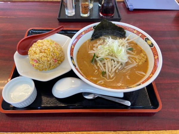 「味噌ラーメンと半チャーハン(1000円)」@うまいめんくい亭 日立川尻店の写真